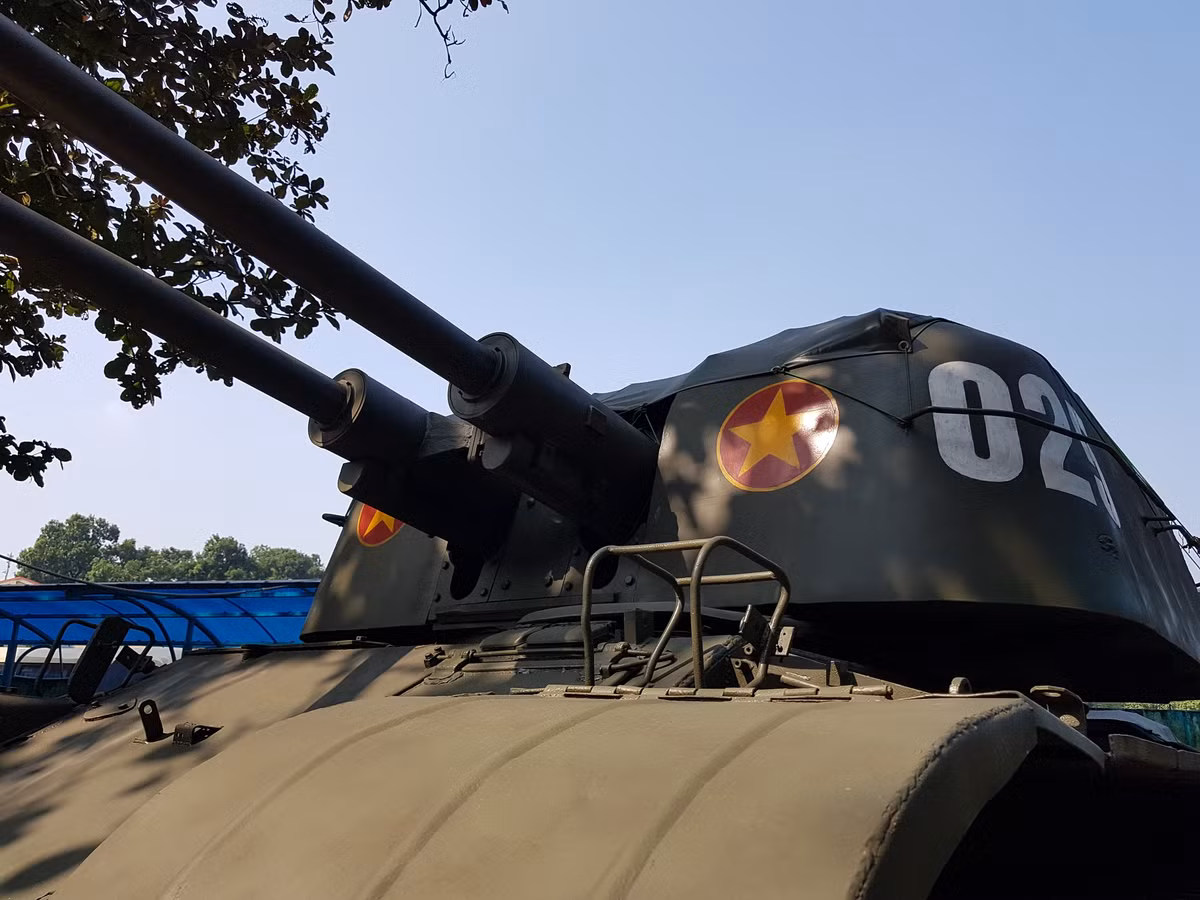 Về cấu hình của ZSU-57-2, nó được trang bị 2 khẩu pháo cao xạ S-60 cỡ 57 mm có chiều dài nòng gấp 76 lần đường kính (L/76) với cơ số 300 viên đạn đặt trong tháp pháo kín kích thước khá lớn.