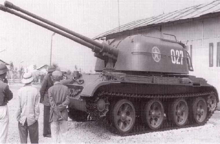 Quân đội nhân dân Việt Nam được Liên Xô viện trợ một lượng nhỏ pháo phòng không tự hành ZSU-57-2 trong giai đoạn giữa của cuộc Kháng chiến chống Mỹ nhưng nó lại sớm bị thay thế bởi ZSU-23-4 Shilka ưu việt hơn. Và ở thời điểm hiện tại ZSU-57-2 đã bị loại biên hoàn toàn trong quân đội ta và chỉ còn xuất hiện trong các bảo tàng quân sự hoặc tượng đài kỷ niệm. Nguồn ảnh: Tư liệu.