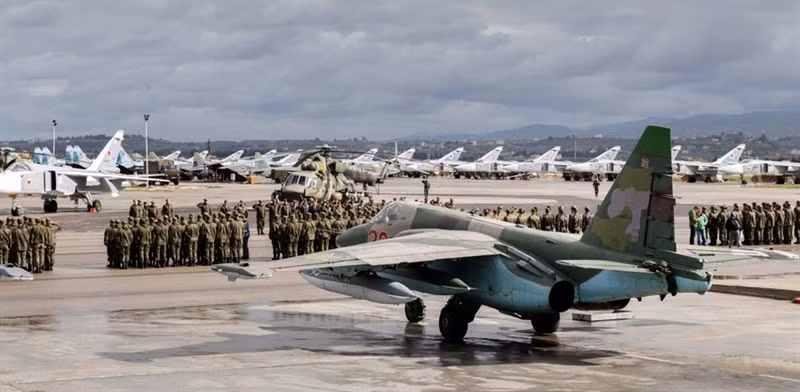 Ngoài ra, Nga cũng đang hiện diện hàng chục máy bay các loại ở các căn cứ tại Syria. Căn cứ không quân lớn nhất của Nga để phục vụ cho chiến dịch này đặt tại Latakia, với nhiều loại máy bay như trực thăng Mi-8, máy bay chiến đấu Su-24s, Su-27s, Su-25.