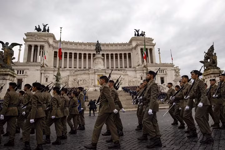 Binh sỹ Italy diễu binh trong lễ kỷ niệm ở Rome ngày 4/11.