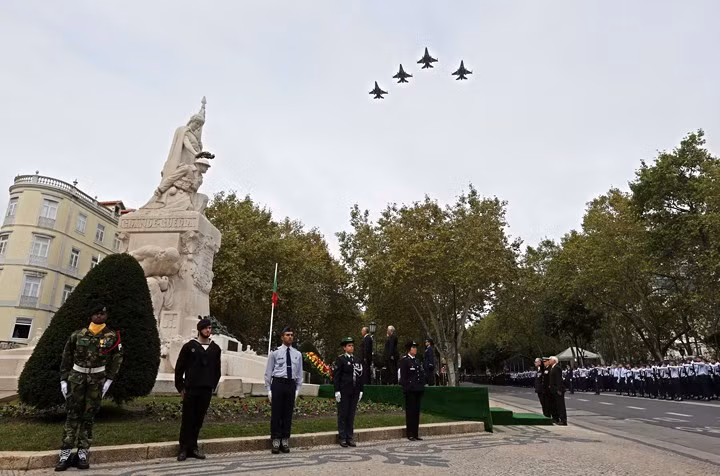 Tổng thống Bồ Đào Nha Marcelo Rebelo de Sousa đặt hoa tại đài tưởng niệm những người thiệt mạng trong Thế chiến I, trong khi những chiếc chiến đấu cơ của Không quân nước này bay trên bầu trời Lisbon ngày 4/11.