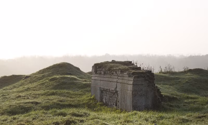 Những gì còn lại của biệt thự Chateau de la Hutte ở Ploegsteert, Bỉ. Do vị thế chiến lược, biệt thự này được sử dụng làm đài quan sát cho quân đội Anh, nhưng không lâu sau đó đã bị pháo Đức phá hủy. Hầm bên dưới biệt thự này trong phần lớn thời gian của Thế chiến là nơi trú ẩn của người dân.
