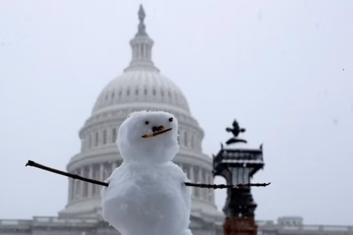 Người tuyết cỡ nhỏ tại khu vực đồi Capitol, Washington, Mỹ.