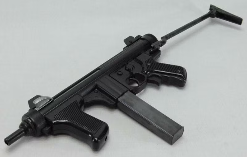 Beretta PM12 hoạt động theo nguyên lý nạp đạn phản lực với khóa nòng mở, sử dụng đạn 9 x 19mm. Súng có chế độ bán tự động hoặc tự động, tầm bắn hiệu quả khoảng 200 m. Đây là một vũ khí có độ chính xác cao, uy lực sát thương lớn.
