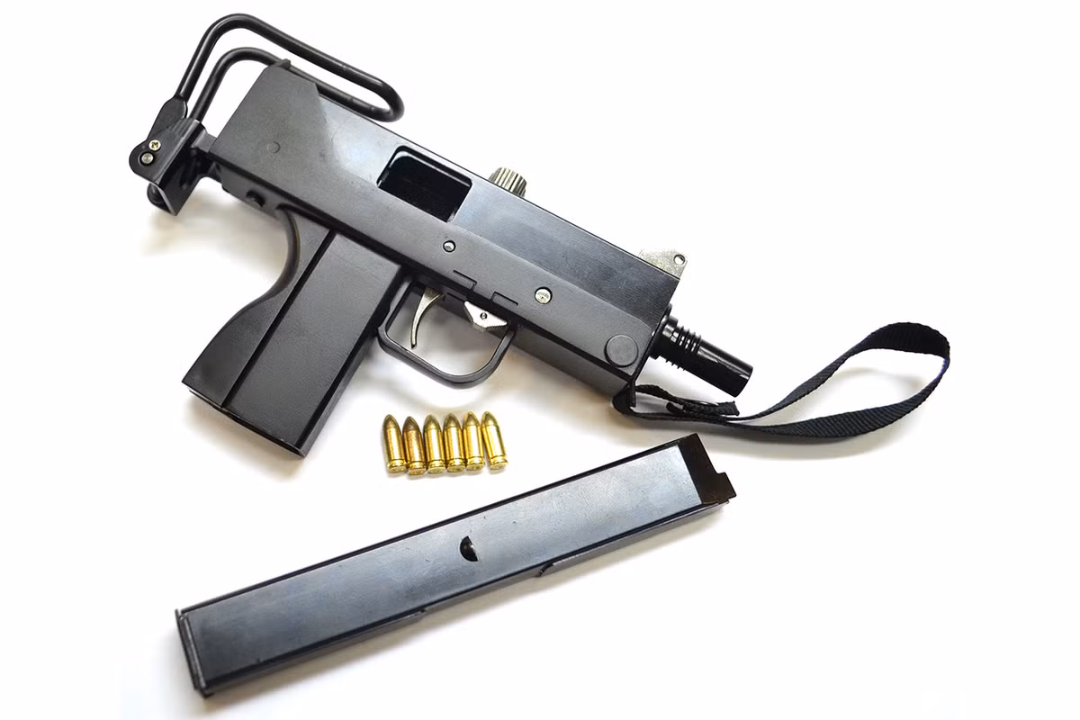 MAC-10 trông khá đơn giản, thân súng chế tạo từ thép dập, hoạt động theo nguyên lý nạp đạn bằng phản lực với khóa nòng mở. Súng có hai phiên bản sử dụng đạn 11,43 x 23 mm và 9 x 19m, tầm bắn hiệu quả dưới 100m. Nhìn chung MAC-10 là một vũ khí có độ tin cậy cao, đơn giản trong sử dụng và bảo trì.
