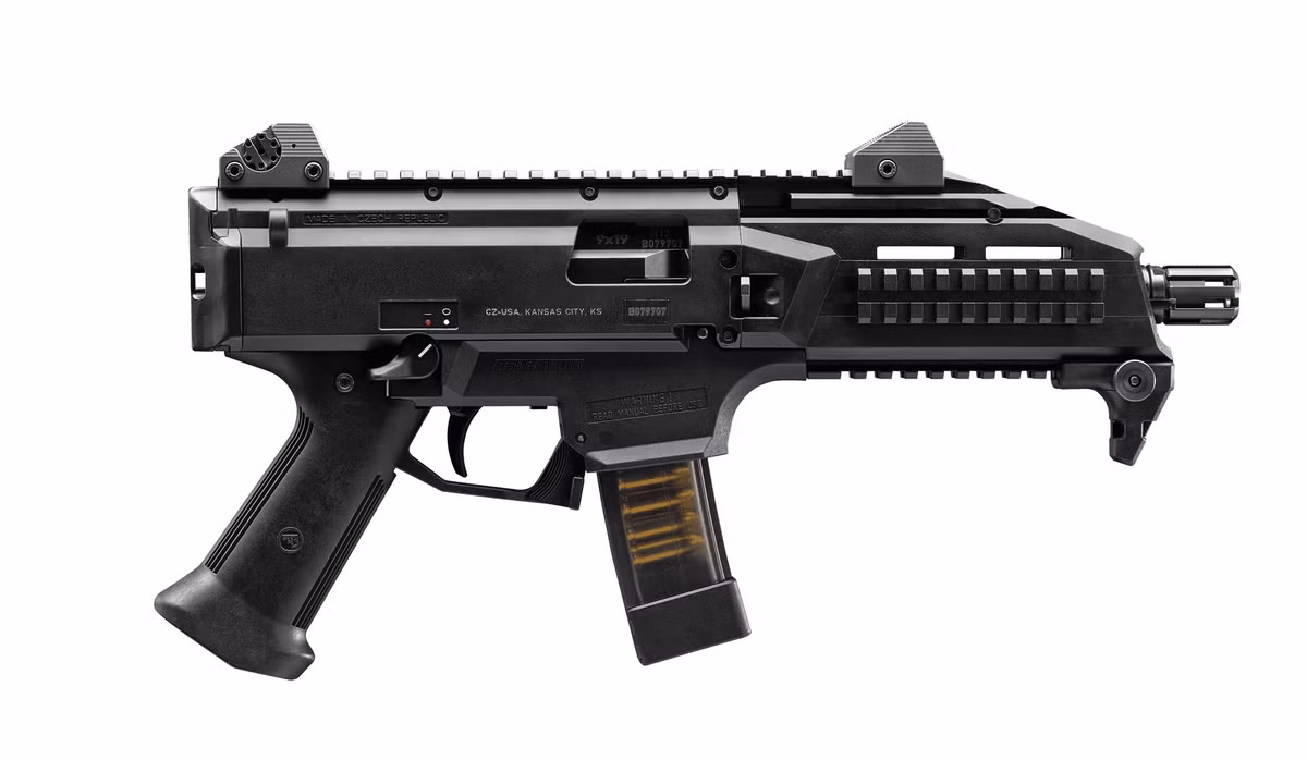 Scorpion EVO 3 hoạt động theo nguyên lý nạp đạn bằng phản lực với khóa nòng đóng, tương thích đạn 9 x 19 mm. Súng có chế độ bắn bán tự động và tự động, lẫy chọn điều chỉnh được cả hai bên, sử dụng hộp tiếp đạn cơ số 20 - 30 viên. Thân súng làm từ vật liệu tổng hợp có độ bền cao và trọng lượng nhẹ. Tầm bắn hiệu quả của EVO ở chế độ bán tự động lên tới 250m.