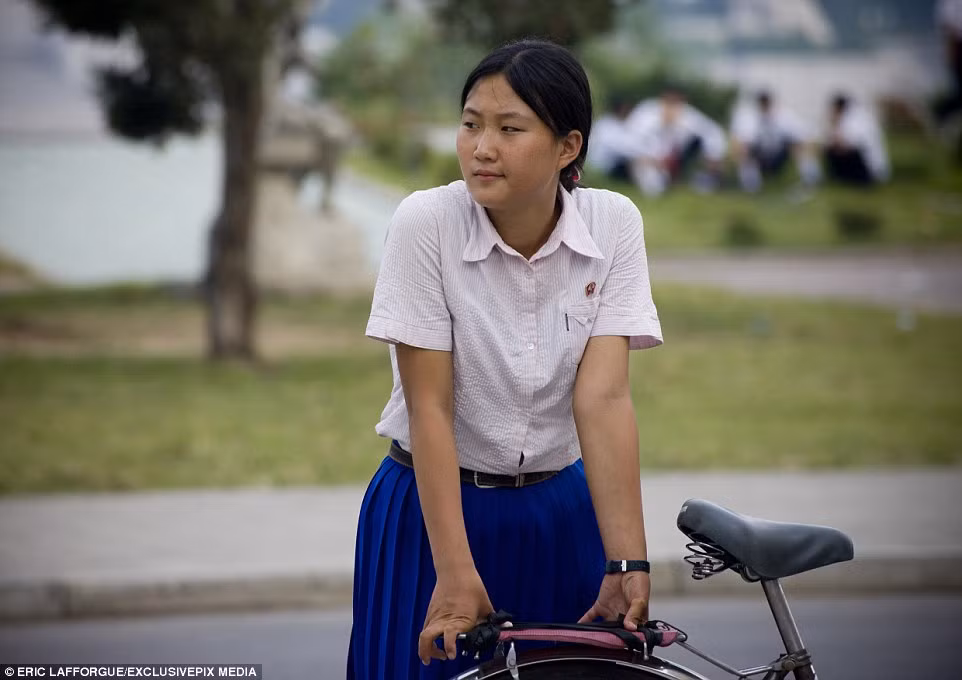 Có thể nói, xe đạp là phương tiện phổ biến của nhiều người dân ở các vùng nông thôn Triều Tiên.