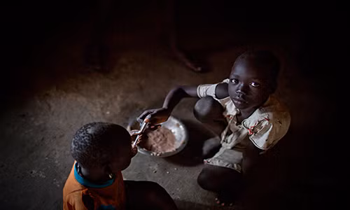 Nyajima, 7 tuổi, là một trong hàng nghìn trẻ em chạy loạn ở Nam Sudan. Cha của cô bé đã thiệt mạng trong cuộc giao tranh tại Unity. Sau đó, Nyajima cùng mẹ và hai em đã bỏ chạy sang trại tị nạn Bentiu vốn được binh sĩ Liên Hợp Quốc bảo vệ. Nyambur không thể đi học vì phải chăm sóc đứa em tật nguyền.