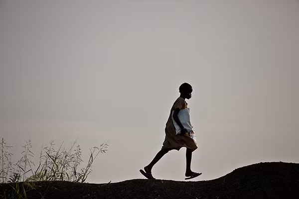 Một bé gái trên đường tới trường. Được biết, gần 2 triệu trẻ em ở Nam Sudan đã phải bỏ học vì chiến tranh.