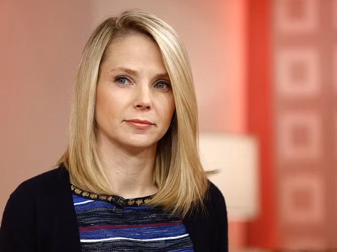 Marissa Ann Mayer, Chủ tịch và Tổng giám đốc của Yahoo!, là một người “nghiện công việc”, với thời gian làm ít nhất 130 tiếng một tuần. Để duy trì thói quen này, bà Mayer thường đi nghỉ một tuần cứ sau 4 tháng làm việc.