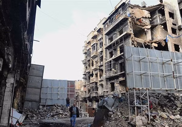 Những tòa nhà cao tầng bị hư hại trong các cuộc giao tranh tại Aleppo.