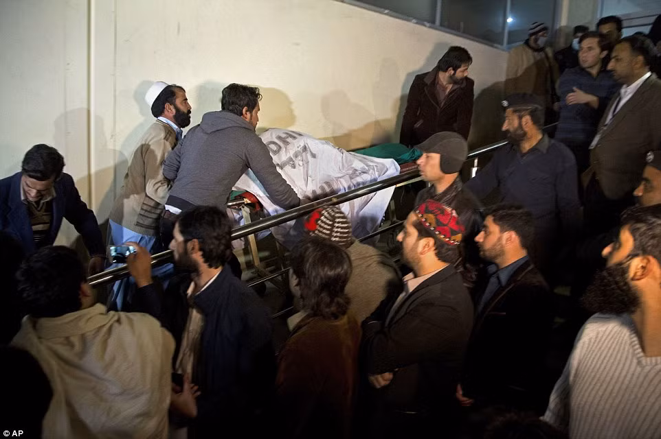 Các tình nguyện viên Pakistan chuyển thi thể nạn nhân vụ máy bay rơi tới nhà xác của bệnh viện ở Abbottabad.
