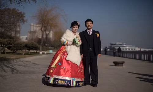 Chú rể Sip Seung-chul và cô dâu chụp ảnh cưới bên bờ sông Taedong ở Bình Nhưỡng ngày 25/11/2016.