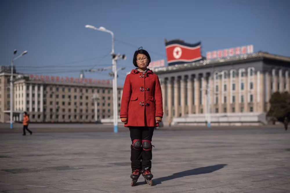 Nữ sinh Kim Hong trượt patin ở Quảng trường Kim Il-Sung, thủ đô Bình Nhưỡng, ngày 1/12/2016. 
