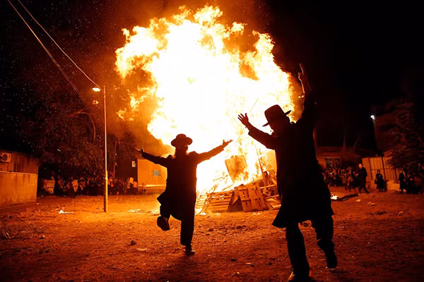 Mọi người nhảy múa trong lễ hội Lag Ba-Omer của người Do Thái ở khu Mea Shearim, Jerusalem.