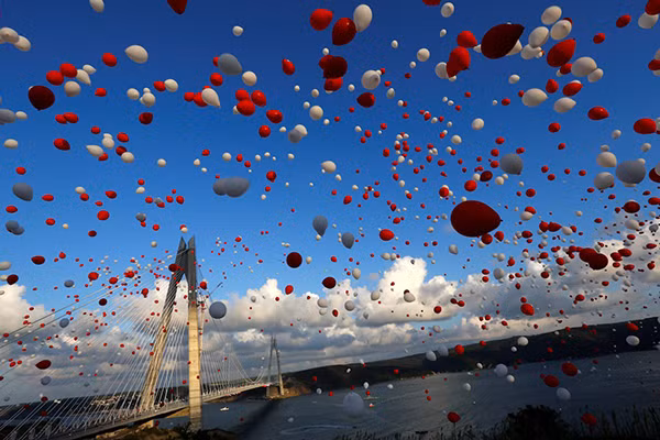 Những quả bóng bay rợp trời trong lễ khai trương cây cầu Yavuz Sultan Selim ở thành phố Istanbul, Thổ Nhĩ Kỳ. Đây là một trong những khoảnh khắc ấn tượng năm 2016 được ghi lại.