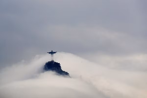 Mây mù bao trùm Tượng Chúa Kitô Cứu thế ở thành phố Rio de Janeiro, Brazil.
