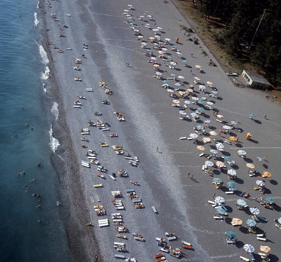 Một bãi biển ở Pitsunda, Abkhazia, thu hút đông đảo du khách năm 1972.