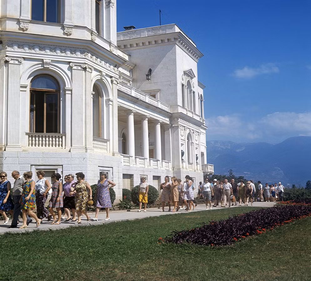 Đông đảo du khách đi qua lâu đài Livadia năm 1969.