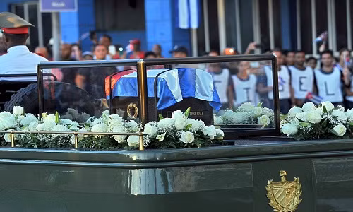 Nguoi dan Cuba nghen ngao tien dua lanh tu Fidel Castro-Hinh-7