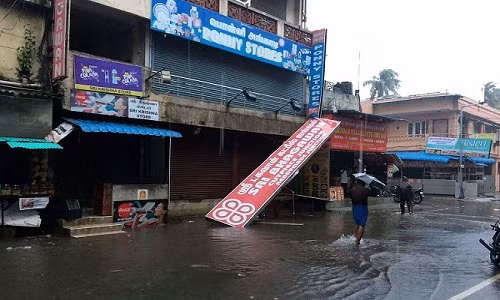 Mưa lớn do cơn bão Vardah gây ra đã gây ngập lụt nghiêm trọng tại nhiều khu vực ở miền nam Ấn Độ. Ảnh: AJ.