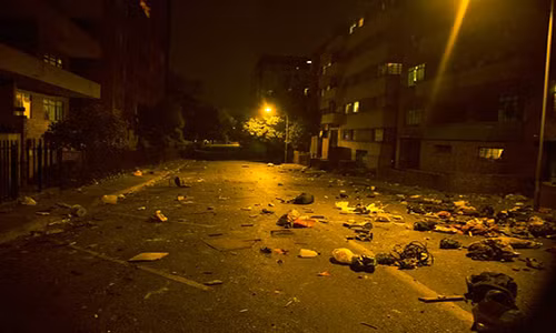Người dân ở vùng Hillbrow, thành phố Johannesburg của Nam Phi, chào đón năm mới bằng cách vứt đồ đạc qua cửa sổ vào đêm Giao thừa.