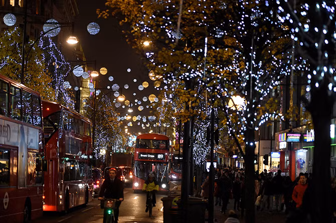 Khu phố Oxford ở thủ đô London, Anh, rực rỡ trong đêm 9/12/2016.