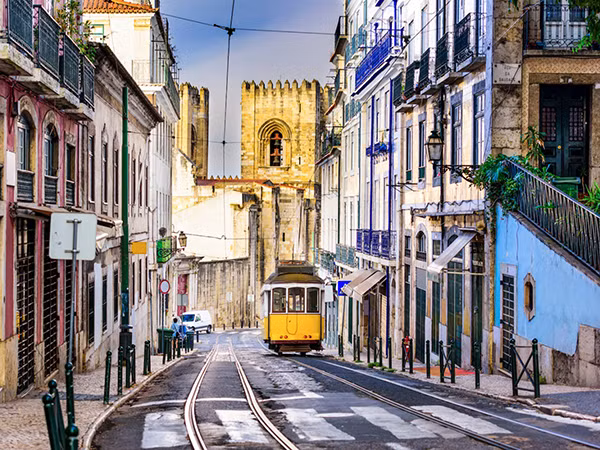 Thủ đô Lisbon của đất nước Bồ Đào Nha có nhiều công trình lịch sử, viện bảo tàng và nhà thờ,...thu hút đông đảo du khách.