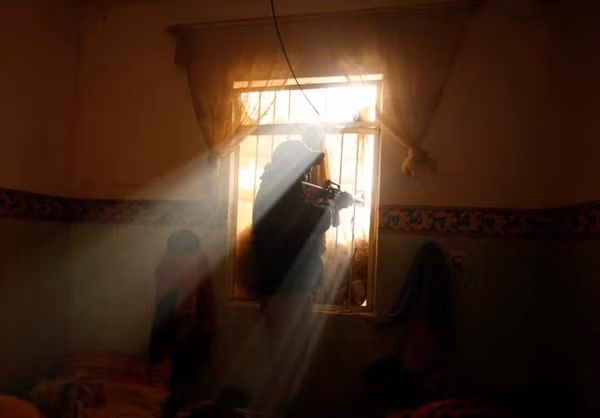 Thành viên của lực lượng Iraq ngắm bắn phiến quân IS.
