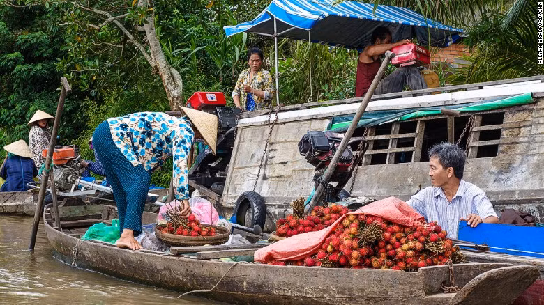 Thành phố Cần Thơ nổi tiếng với những khu chợ nổi. Mọi người có thể mua bán các thực phẩm tươi, cá, thịt, trái cây... ngay trên thuyền.
