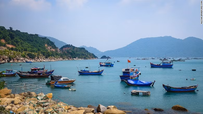 Những con thuyền đánh cá neo đậu gần bờ ở miền nam Việt Nam.