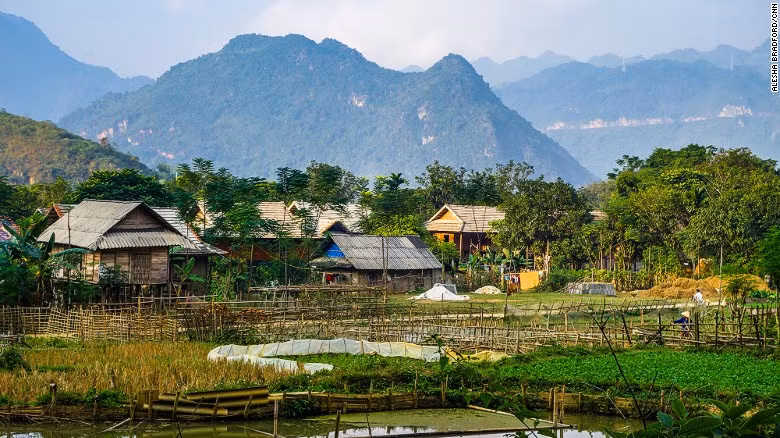 Tại một ngôi làng ở Mai Châu, tỉnh Hòa Bình, du khách có thể trải nghiệm cách canh tác truyền thống của người dân miền bắc Việt Nam.