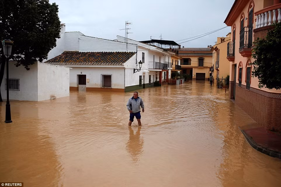 Biển nước mênh mông tràn vào các ngôi nhà gần Malaga, miền nam Tây Ban Nha.