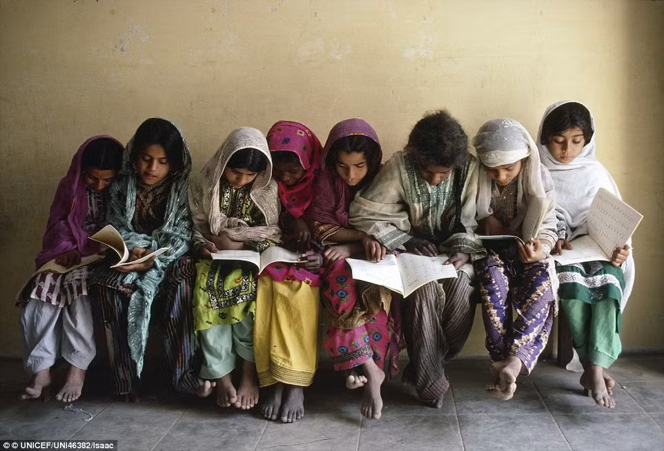 Các bé gái cùng nhau ngồi xem sách sau giờ học tại thành phố Karachi, Pakistan. Ảnh chụp năm 1983.
