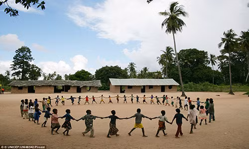 Được thành lập vào ngày 11/12/1946, Quỹ Nhi đồng Liên Hợp Quốc (UNICEF) đã mang hy vọng đến cho nhiều đứa trẻ có hoàn cảnh khó khăn trên toàn thế giới. Ảnh: Các em nhỏ vui đùa Trường Tiểu học Mulemba ở Magania da Costa, một trong những huyện nghèo nhất ở Mozambique.