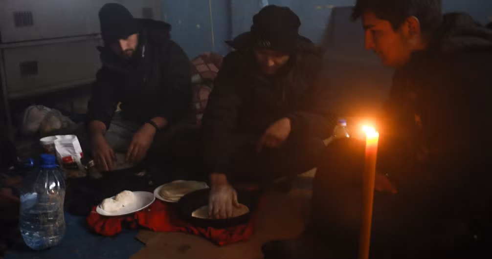 Nhiều người tị nạn thường di chuyển từ khu trại này sang khu trại khác trong hành trình tới “miền đất hứa” ở Châu Âu. Điểm đến cuối cùng của họ có thể là nước Anh. (Nguồn ảnh: Daily Mail)