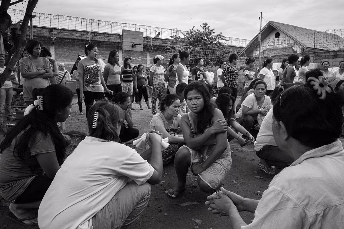 Các tù nhân tập trung tại khu vực dành cho phạm nhân nữ trong nhà tù Nam Cotabato ở Koronadal.