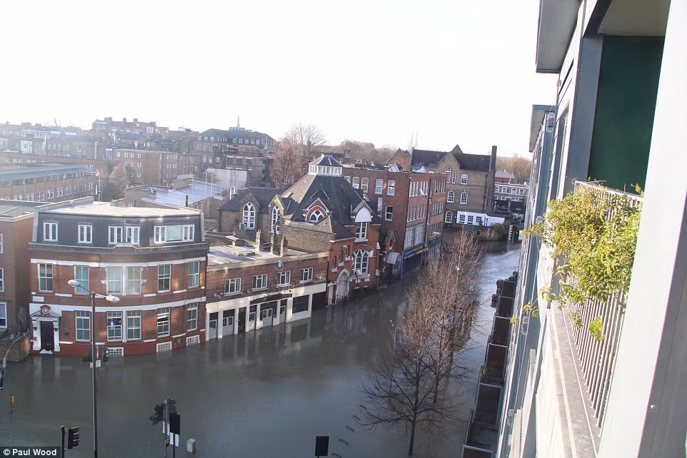 Hơn 350 cư dân ở Stoke Newington đã phải tạm thời sơ tán vào chiều 11/12 do sự cố vỡ đường ống nước ở London.