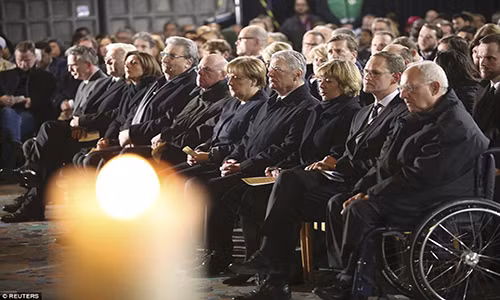 Thủ tướng Merkel và Tổng thống Đức Joachim Gauck cùng các chính trị gia khác dự lễ tưởng niệm các nạn nhân tại nhà thờ Kaiser Wilhelm Memorial.