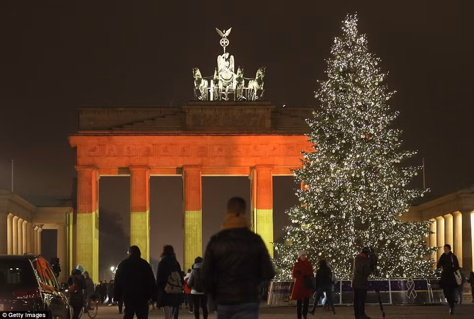 Cổng Brandenburg ở Berlin được chiếu sáng hình cờ Đức để tưởng nhớ những nạn nhân xấu số.