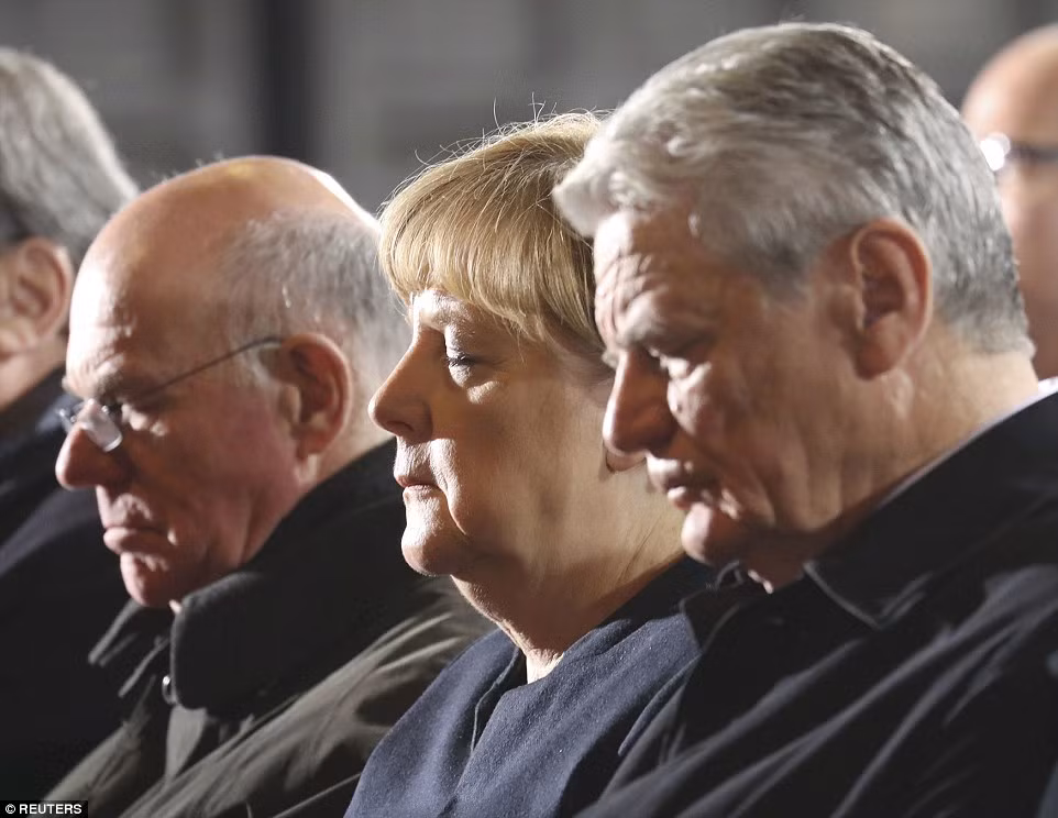 Thủ tướng Đức Angela Merkel cùng các quan chức đã tham gia buổi lễ tưởng niệm các nạn nhân vụ khủng bố ở Berlin diễn ra tại nhà thờ Kaiser Wilhelm Memorial tối ngày 20/12.