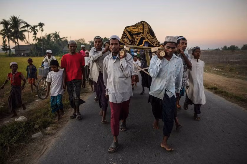 Những người đàn ông Rohingya khiêng một chiếc quan tài đi qua khu trại Thay Chaung ngày 23/11/2015.