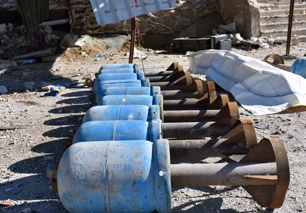 Trong quá trình rà phá bom mìn ở quận Masaken Hanano, phía đông bắc thành phố Aleppo, quân đội Syria đã phát hiện một nhà kho lớn chứa hóa chất độc hại mà nhóm phiến quân bỏ lại.