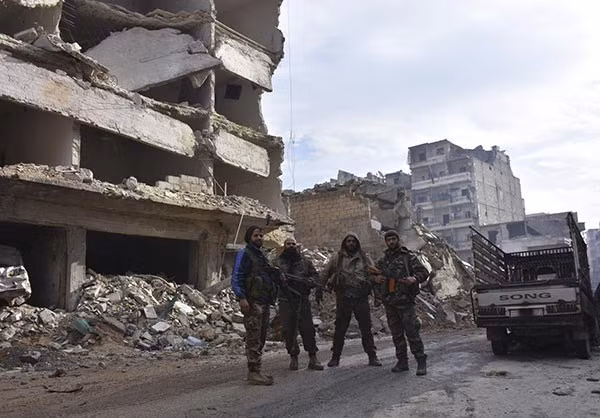 Các binh sĩ Syria tuần tra trong thành phố Aleppo. Trước đó, ngày 22/12/2016, quân đội Syria tuyên bố giải phóng hoàn toàn thành phố Aleppo sau khi các tay súng nổi dậy cuối cùng rời khỏi Đông Aleppo.(Nguồn ảnh: Fars News Agency)