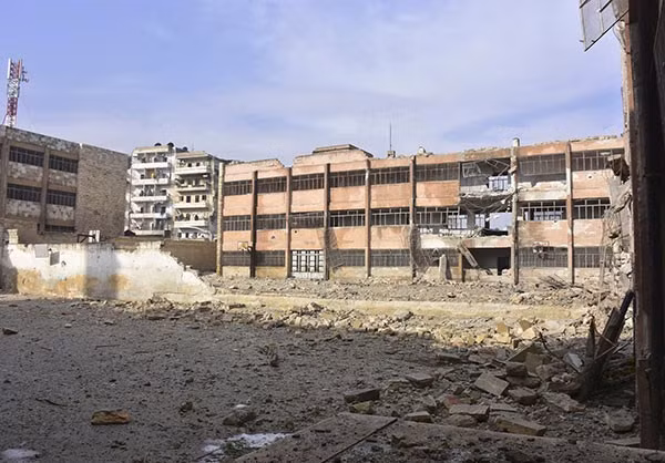 Một tòa nhà bị hư hại ở thành phố Aleppo.