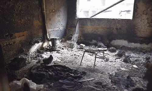 Bên trong một căn phòng gần như bị thiêu rụi hoàn toàn.