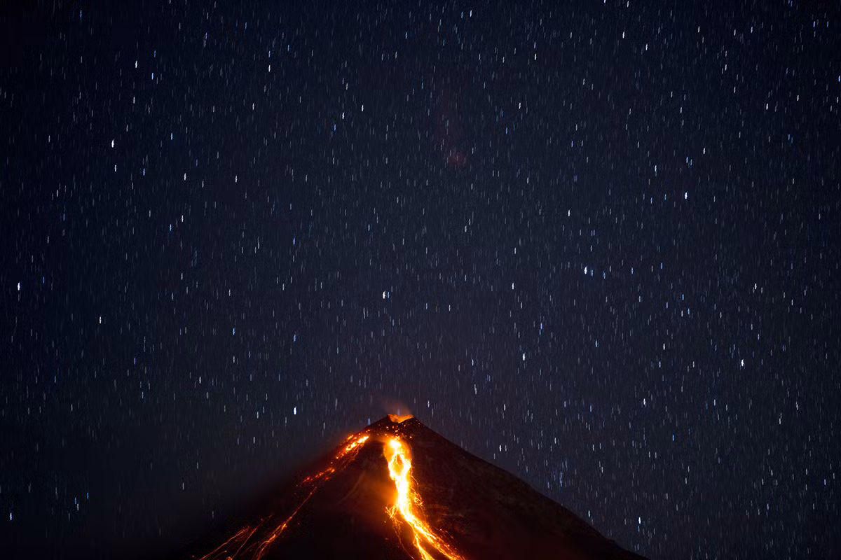 Núi lửa Fire được nhìn từ Escuintla, Guatemala, ngày 4/1.