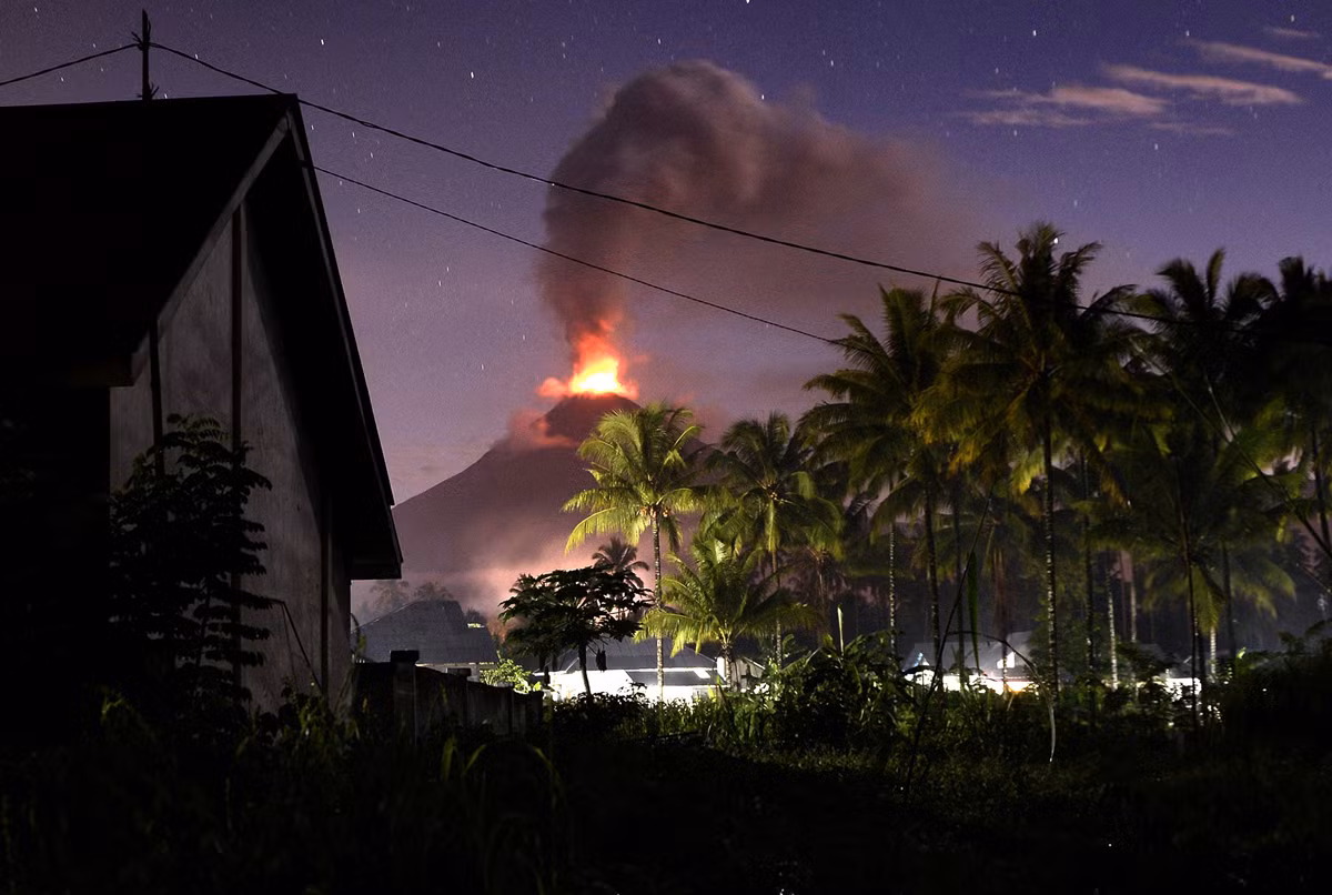 Núi lửa Soputan ở Indonesia phun trào được nhìn từ ngôi làng Silian 3 ở Minahasa Tenggara, đảo Sulawesi, ngày 5/1.