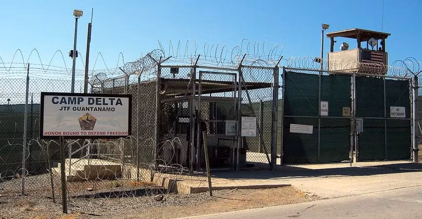 Trại giam Vịnh Guantánamo nằm trong căn cứ Hải quân tại vịnh Guantánamo là một trại giam của Mỹ giam giữ các tù binh và những đối tượng tình nghi khủng bố. Địa điểm được canh phòng cẩn mật, được trang bị camera an ninh và bao quanh bởi hàng rào thép gai. Đông đảo binh sĩ tuần tra trong khu vực này.