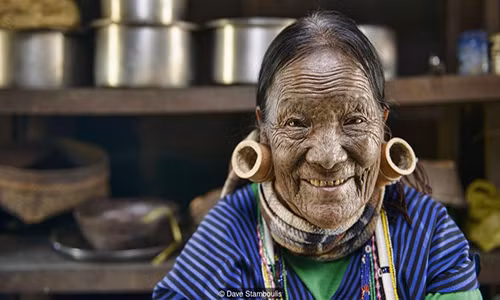 Người M'kaan (ảnh) có hình xăm theo hàng trên trán và cằm. Người Yindu và Dai lại xăm những đường dọc trên toàn khuôn mặt, gồm cả mí mắt, tương tự người Nga Ah xăm cả chấm tròn và đường kẻ. Trong khi đó, phụ nữ Uppriu có khuôn mặt chi chít các chấm tròn và biến thành màu đen hoặc màu tro khác hẳn màu da.